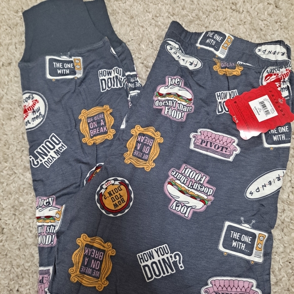 Friends Pajama set. Size large-runs big - Picture 2 of 2